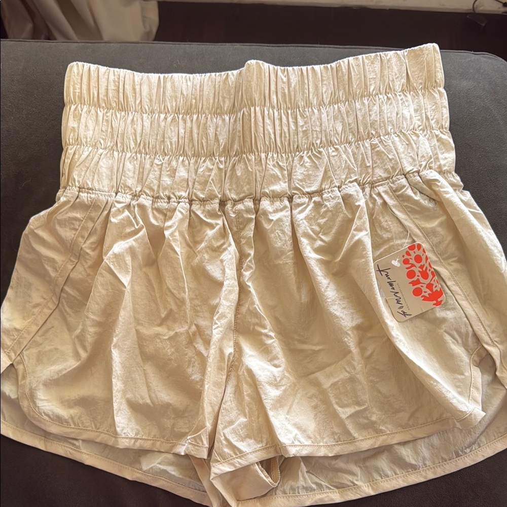 NWT Free People WAY HOME short
Vibrant color
New with tags
Built in underwear
